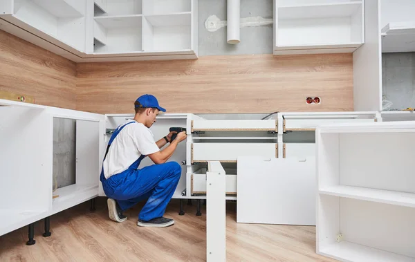 Kücheninstallation Arbeiter Beim Zusammenbau Von Möbeln Kastenschrank Einbauen — Stockfoto