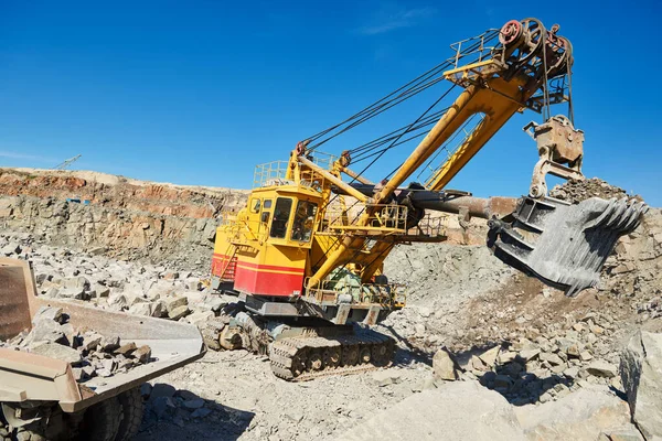 露天采石场开采花岗岩或铁矿的重型挖掘机 — 图库照片