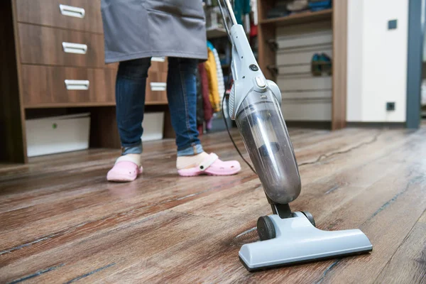 Reinigungsservice Arbeiterin Säubert Fußboden Zimmer Mit Staubsauger — Stockfoto