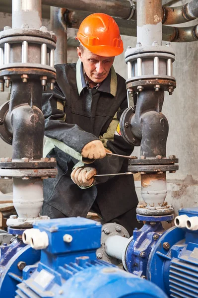 Hydraulik Pracy Pracownik Budowlany Instalacji Pompy Wysokociśnieniowej Wody Kotłowni — Zdjęcie stockowe