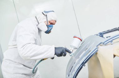 Oto tamirci tamirci ressam koruyucu iş giysisi ve solunum resim araba vücut kaporta boya odası Garaj servis istasyonu.