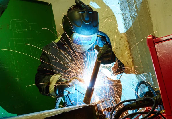 Trabajador Soldadura Industrial Proceso Soldadura Por Arco Con Chispas Taller — Foto de Stock