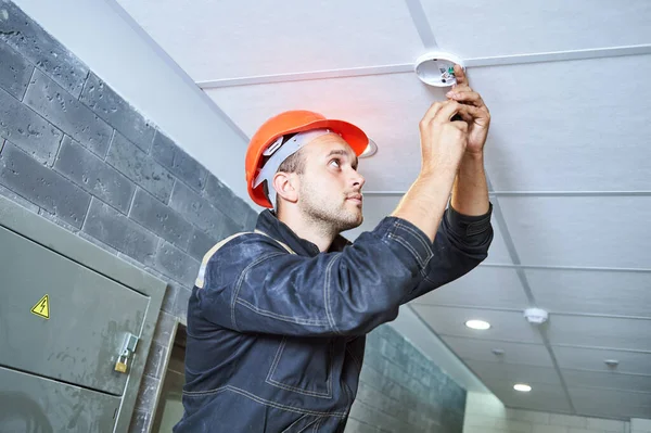 Bouwvakker Installeert Rookmelder Aan Het Plafond Installatie Onderhoud Van Brandalarmsystemen — Stockfoto
