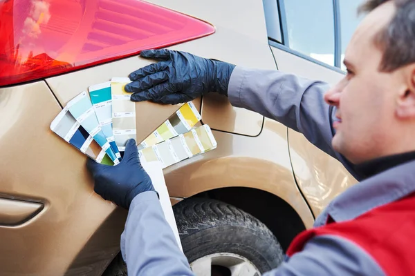 Correspondência Cor Automática Homem Colorido Selecionando Cor Carro Reparação Automóveis — Fotografia de Stock