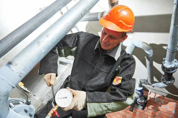 Vízvezeték Szerelő Munka Víznyomásmérő Kijelzővel Rendelkező Építőmunkás Kazánházban — Stock Fotó