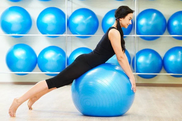 Mladá Žena Dělá Fitness Míč Cvičení Rutina Sportovním Klubu — Stock fotografie