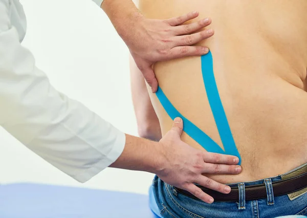 Kinesiologie Therapeutische Bandapplikation Auf Dem Männlichen Rücken Elastisches Taping Zur — Stockfoto