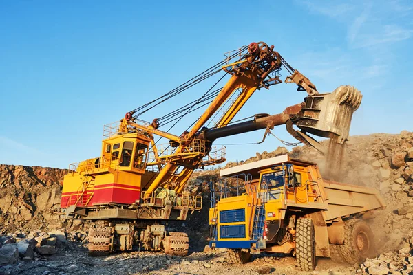 Mining Industry Heavy Excavator Loading Granite Rock Iron Ore Huge — Stock Photo, Image