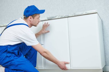 Mutfak mobilya kurulum. alt dolap asılı