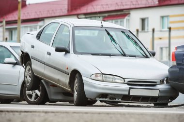 Üç araba çarpıştı. Şehir caddesinde trafik kazası. Hasarlı otomobil önde çarpıştı