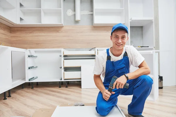 Installazione Della Cucina Ritratto Sorridente Del Lavoratore All Assemblaggio Del — Foto Stock