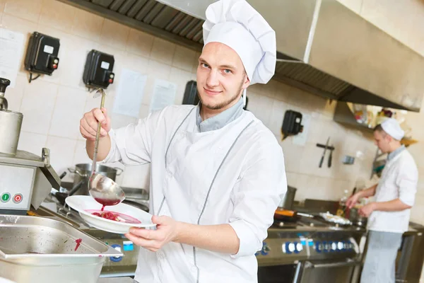 Porträt Junger Männlicher Koch Gießt Suppe Restaurantküche — Stockfoto