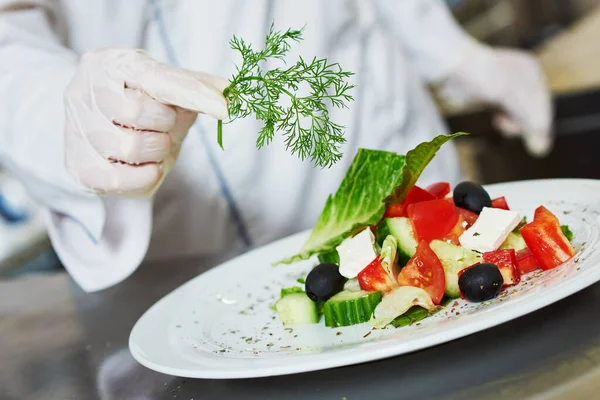 Cuisinière Chef Décorant Garniture Plat Salade Préparé Sur Assiette Dans — Photo