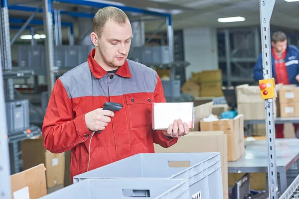 Werknemer Man Aan Het Werk Met Laser Barcodescanner Auto Onderdelen — Stockfoto