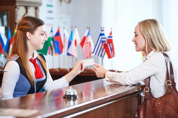 Servicio Hotel Recepcionista Femenina Entregando Tarjeta Llave Electrónica Cliente Recepción — Foto de Stock