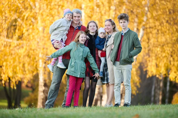 Große Familie Eltern Mit Fünf Kindern Herbstlichen Grünen — Stockfoto