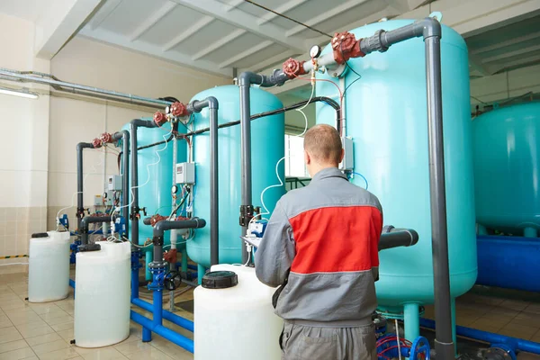 Worker Serviceman Operating Industrial Water Purification Filtration Equipment Boiler Room — Stock Photo, Image