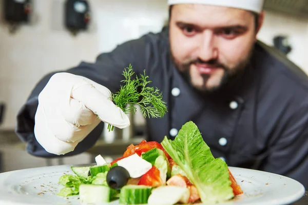 Mężczyzna Kucharz Dekorowanie Ozdoby Przygotowane Sałatka Jedzenie Danie Talerzu Restauracji — Zdjęcie stockowe