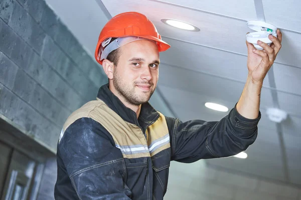 Byggarbetare Som Installerar Rökdetektor Taket Installation Och Underhåll Brandlarmsystem — Stockfoto