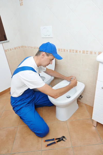 Plombier Travail Service Pour Installation Réparation Lavabo Bol Toilette — Photo