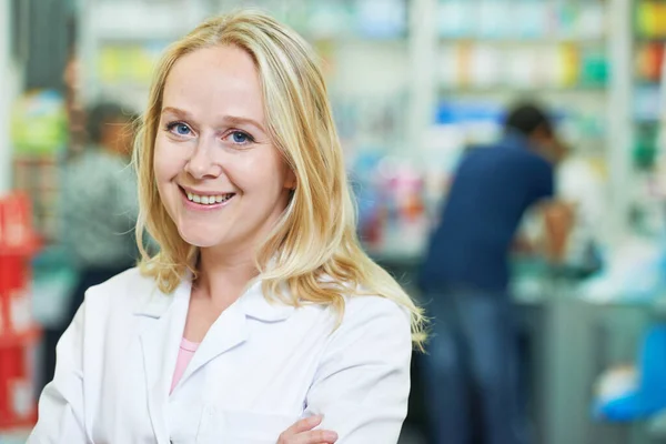 药店里微笑的女药剂师画像 — 图库照片