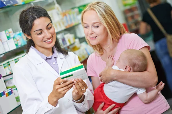Trabajador Farmacéutico Alegre Dando Vitaminas Madre Con Niño Farmacia — Foto de Stock