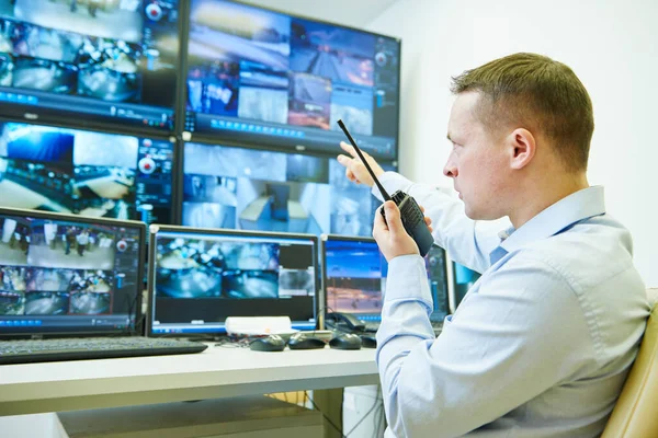 Ochranka Důstojník Stráže Sledující Kamerový Monitorovací Systém Používající Rádiový Vysílač — Stock fotografie
