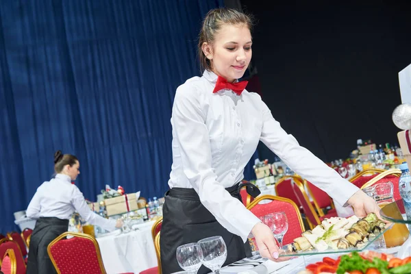 Restaurantcatering Serveerster Tijdens Receptie Van Evenementen Feesten Bruiloften — Stockfoto