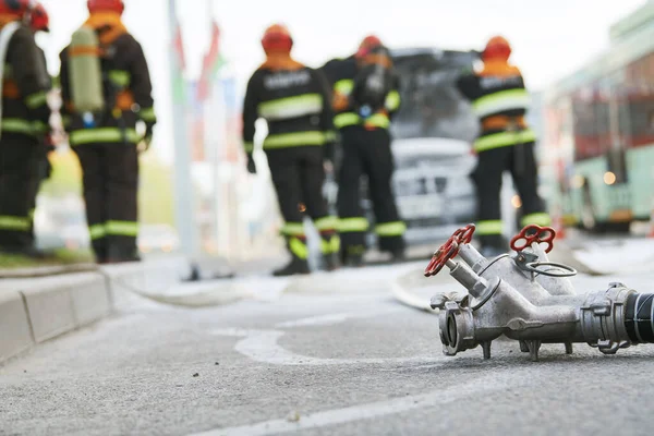 Πυροσβέστες Τροχαίο Ατύχημα Αυτοκίνητο Μετά Την Καύση Και Την Κατάσβεση — Φωτογραφία Αρχείου