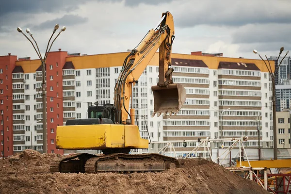 Vastgoedontwikkeling Bouwmachine Graafmachine Voor Modern Appartementengebouw Rechtenvrije Stockfoto's