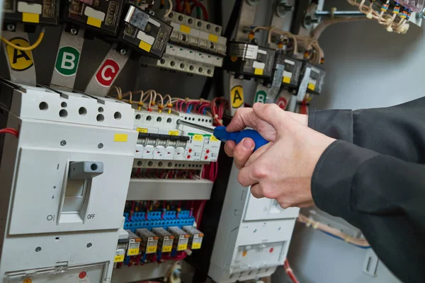 Elektriker Schraubt Ausrüstung Elektrischer Sicherungsbox Oder Schaltkasten — Stockfoto