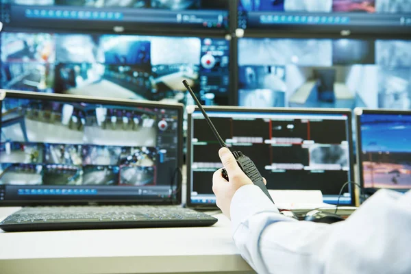 Övervakningssäkerhet Vaktbefäl Som Tittar Video Och Använder Övervakningssystem — Stockfoto