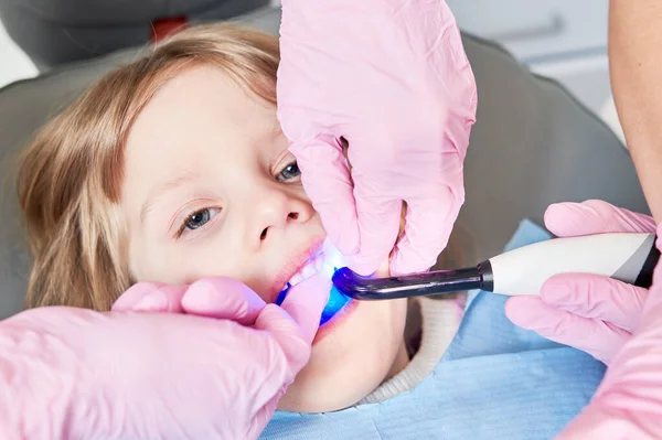 Kinderzahnheilkunde Litle Girl Zahnärztliche Untersuchung Professionelle Vorbeugende Zahnreinigung Und Behandlung — Stockfoto