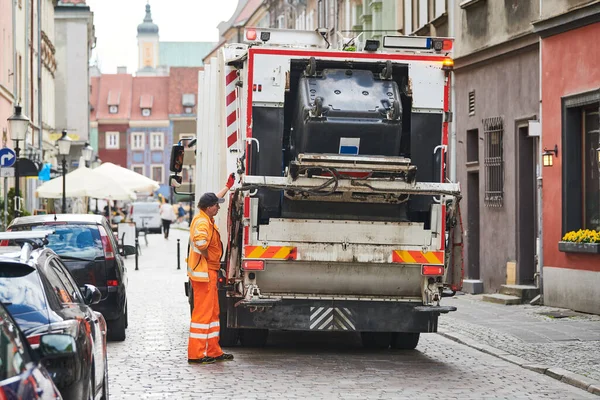 Arbeiter Des Städtischen Recycling Müllwagens Der Abfall Und Mülleimer Belädt — Stockfoto