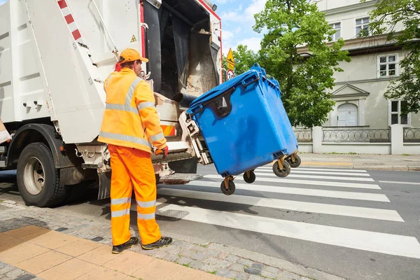 Arbeiter Des Städtischen Recycling Müllwagens Der Abfall Und Mülleimer Belädt lizenzfreie Stockfotos