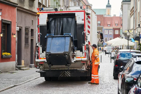 Munkavállaló Városi Önkormányzati Újrahasznosító Szemétgyűjtő Teherautó Hulladékot Szemetet Bin Betöltése — Stock Fotó