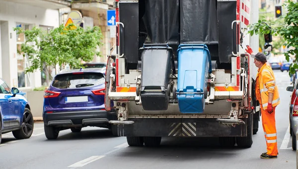 工作者的城市市政回收垃圾回收器卡车装载废物和垃圾的 Bin — 图库照片