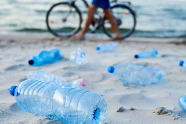 塑料瓶浪费在海滩上 环境污染 — 图库照片