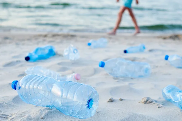 Plastflaskor Avfall Stranden Miljöföroreningar Stockfoto