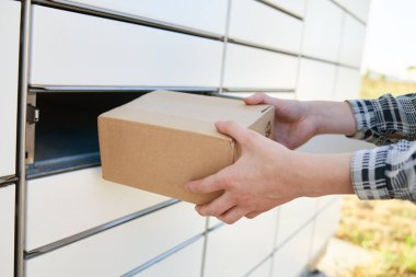 Sevkiyat ve online satın alma kavramı. paket paketini self servis nokta aktarma uçbirim makinesinde göndermek veya almak