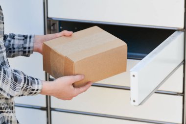 Sevkiyat ve online satın alma kavramı. paket paketini self servis nokta aktarma uçbirim makinesinde göndermek veya almak