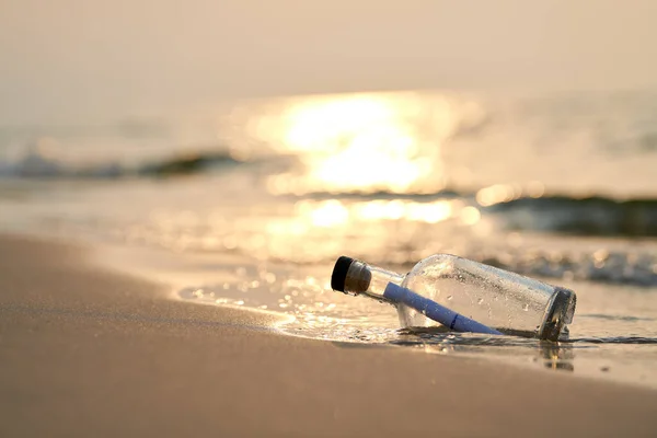 Bouteille Avec Message Sur Mer Océan Plage Coucher Soleil Concept — Photo