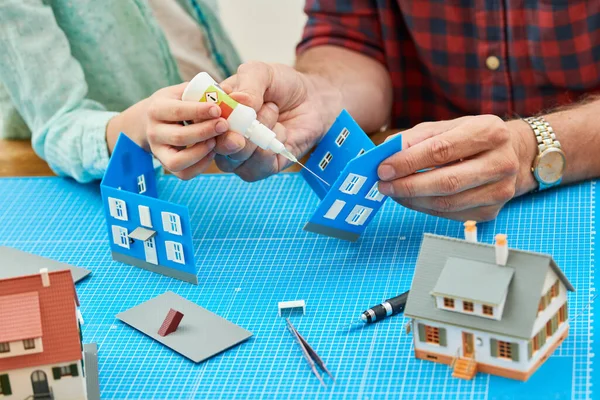 Hobby Construcción Maqueta Miniatura Casa Padre Con Niño Pegando Una — Foto de Stock