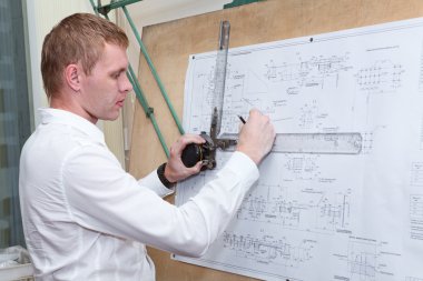 eski moda çizim kurulu ile plan proje yapım mühendisi
