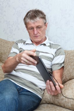 yaşlı adam Internet üzerinde elektronik etiket ile bağlı.