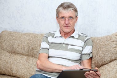 yaşlı adam Internet üzerinde elektronik etiket ile bağlı.