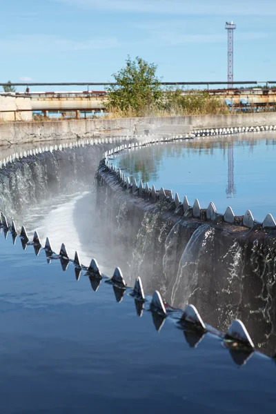 Aguas residuales que fluyen desde el tanque de sedimentación radial — Foto de Stock