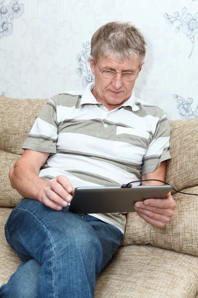 Ηλικιωμένος άνδρας που συνδέονται στο Διαδίκτυο με ηλεκτρονική καρτέλα — Φωτογραφία Αρχείου