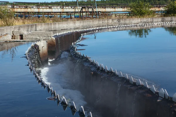 Entwässerung in Sedimentationsbecken mit überlaufendem sauberem Wasser — Stockfoto