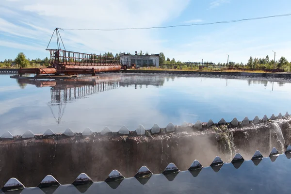 Edge of sedimentation reservoir with clean water overflowing — Stock Photo, Image